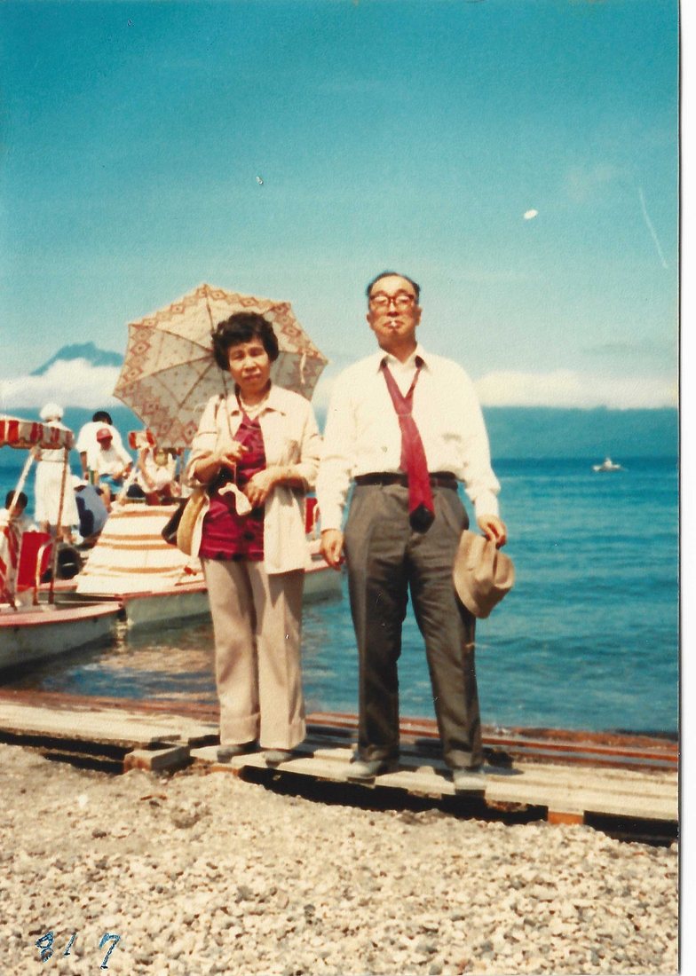 湖畔に立つ茂雄と徳子（1981年7月）