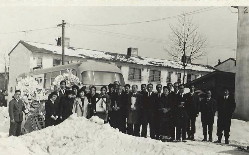 雪の中の葬儀の集合写真